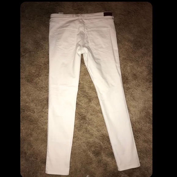 Hollister Jean - Picture 4 of 5